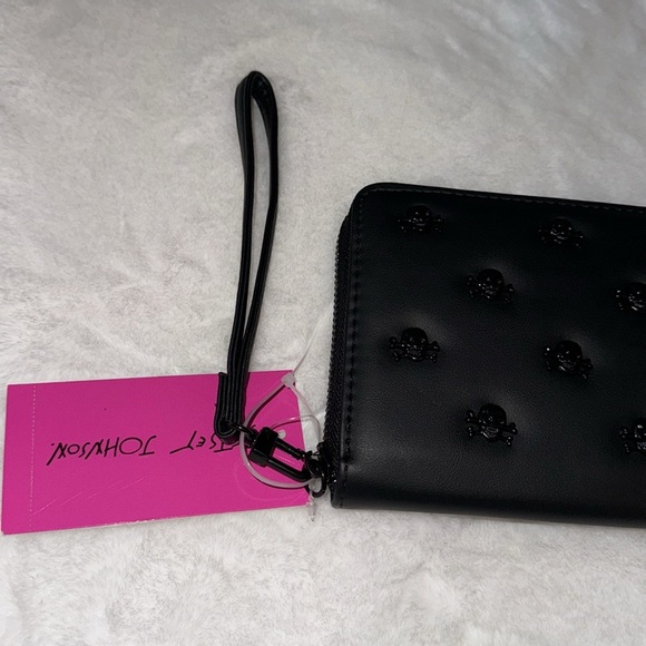 Betsey Johnson skull and crossbones zip wallet/wristlet. ☠️ - Picture 4 of 10